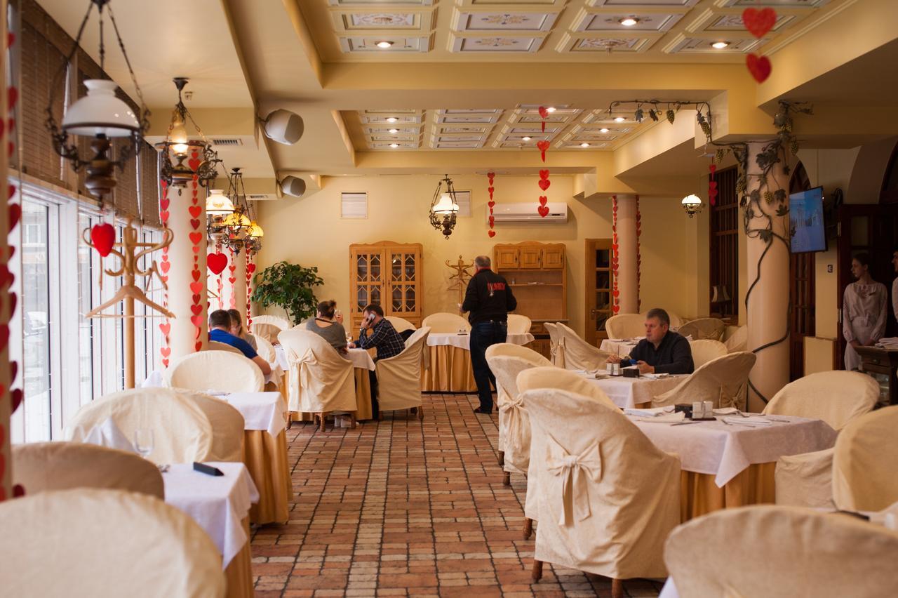 Bukovyna Hotel Chernivtsi Exterior photo